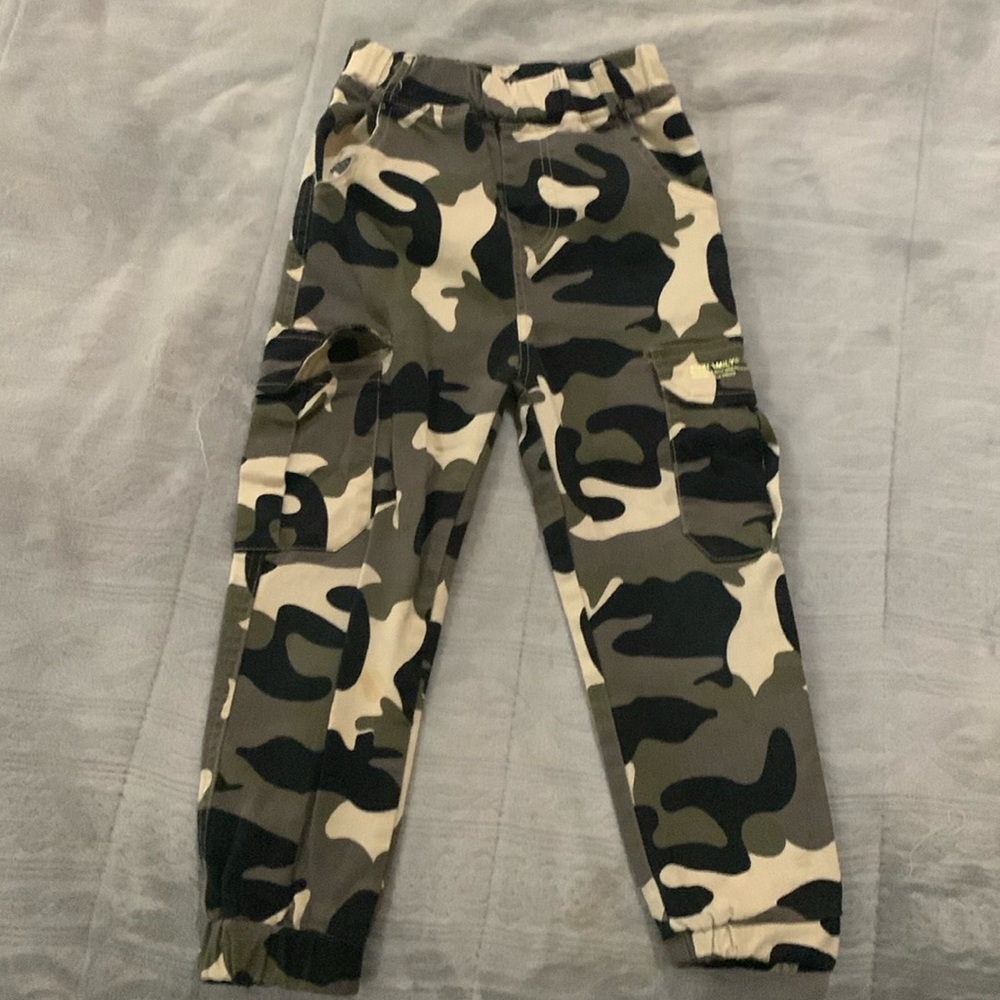 SHEIN boys camo jogger pants.